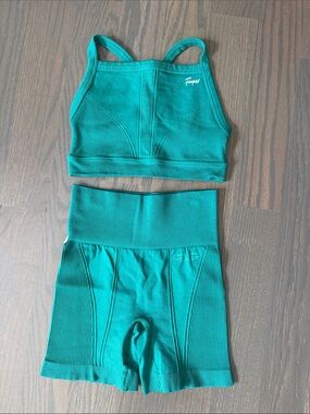 ALALA Emerald Ribbed Seamless Sports Bra & Shorts Set Size S